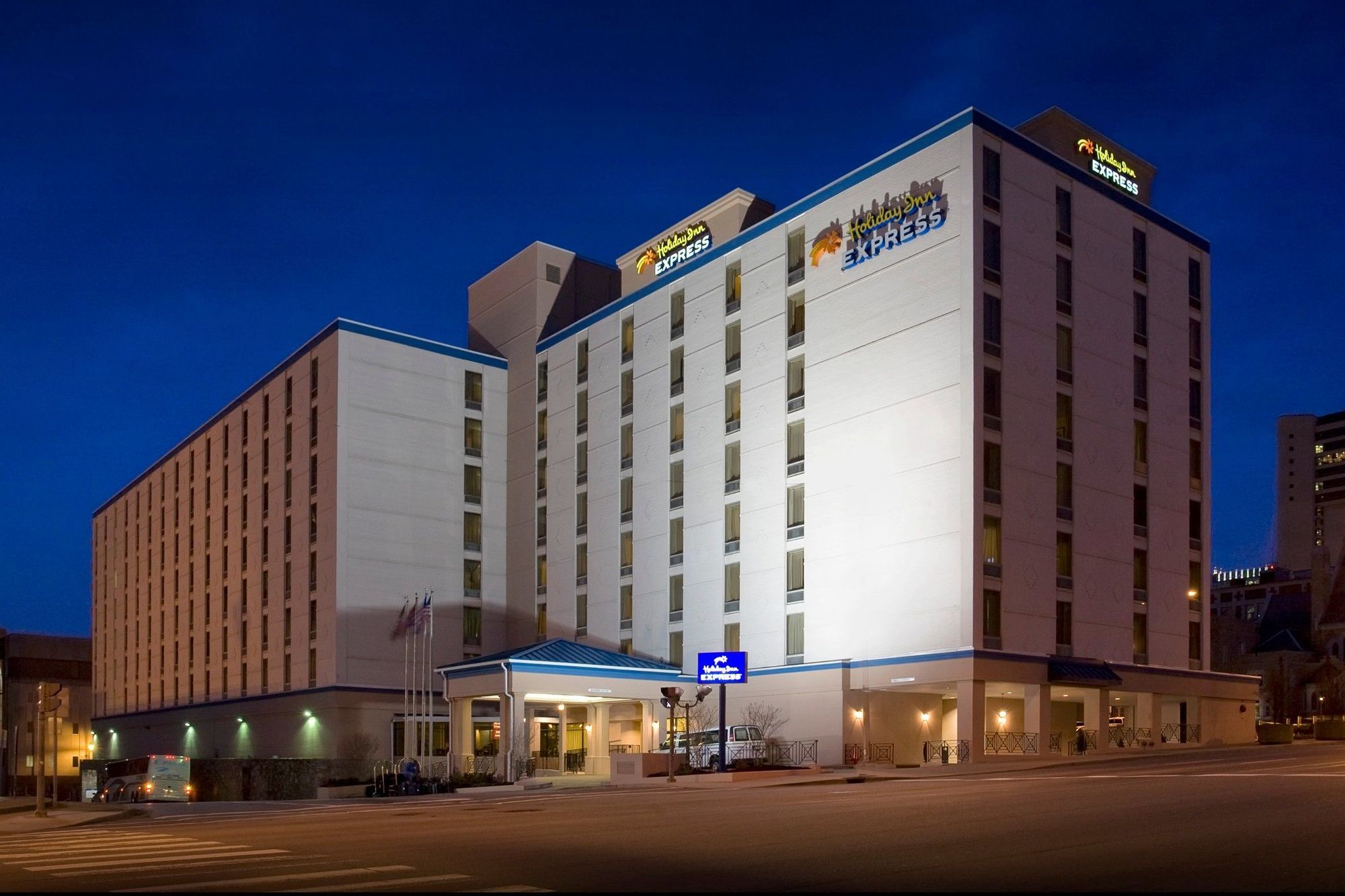 Holiday Inn Express Nashville-Downtown - Broadway By Ihg Екстериор снимка